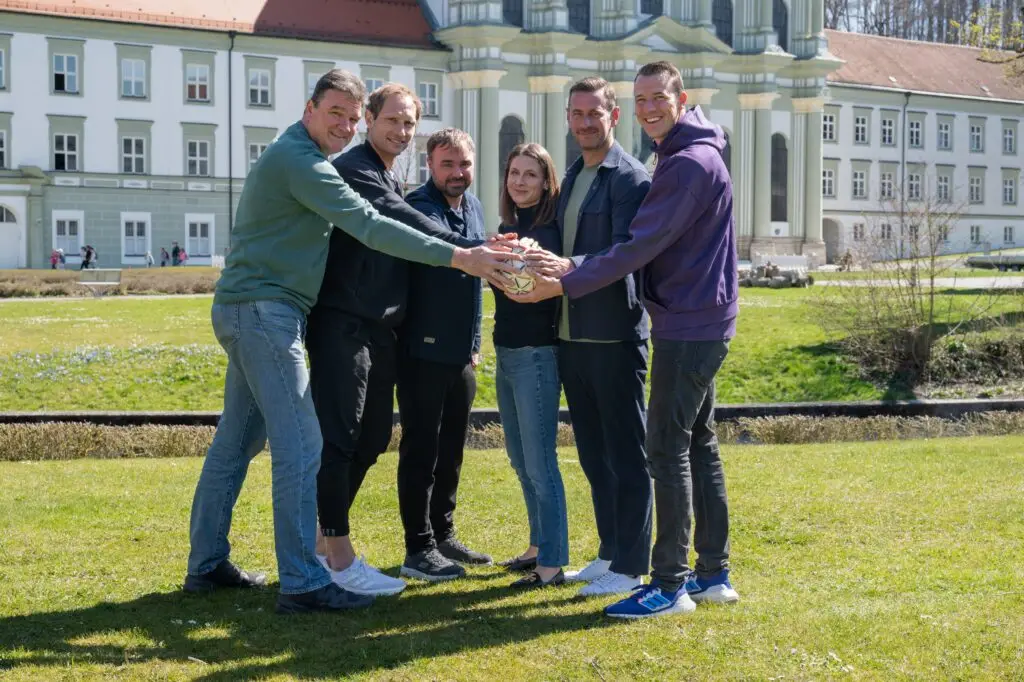 Vertreter von HG München und TuS Fürstenfeldbruck bei der Verkündung der Spielgemeinschaft