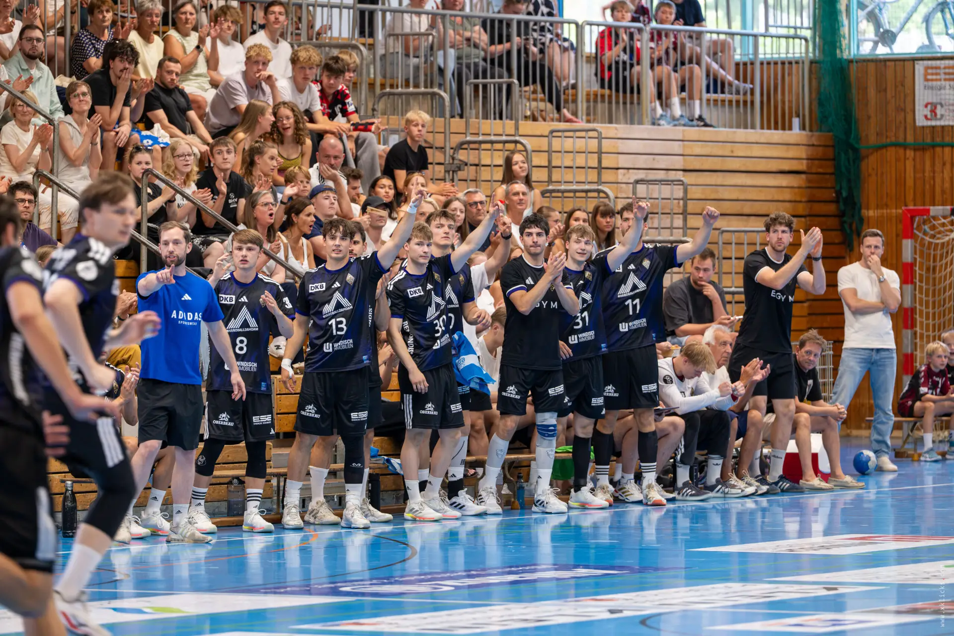 Münchner Panther Team feiert auf der Bank