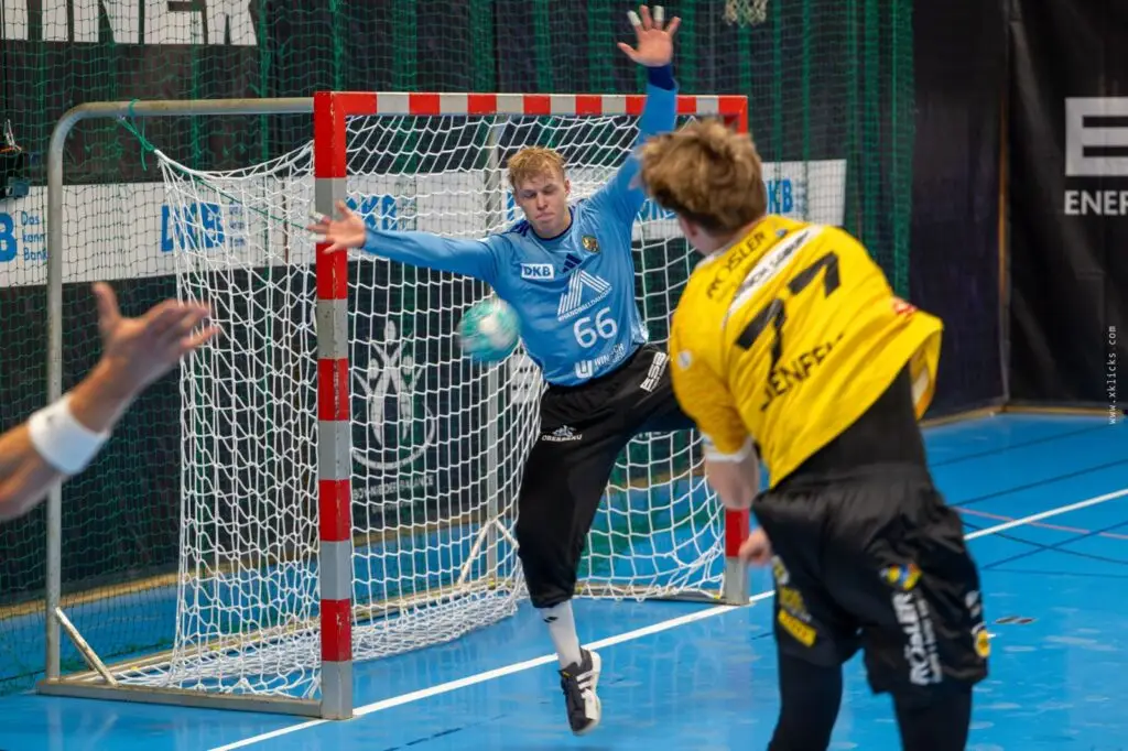Daniel Drożdż wehrt einen Wurf des HSC 2000 Coburg II ab