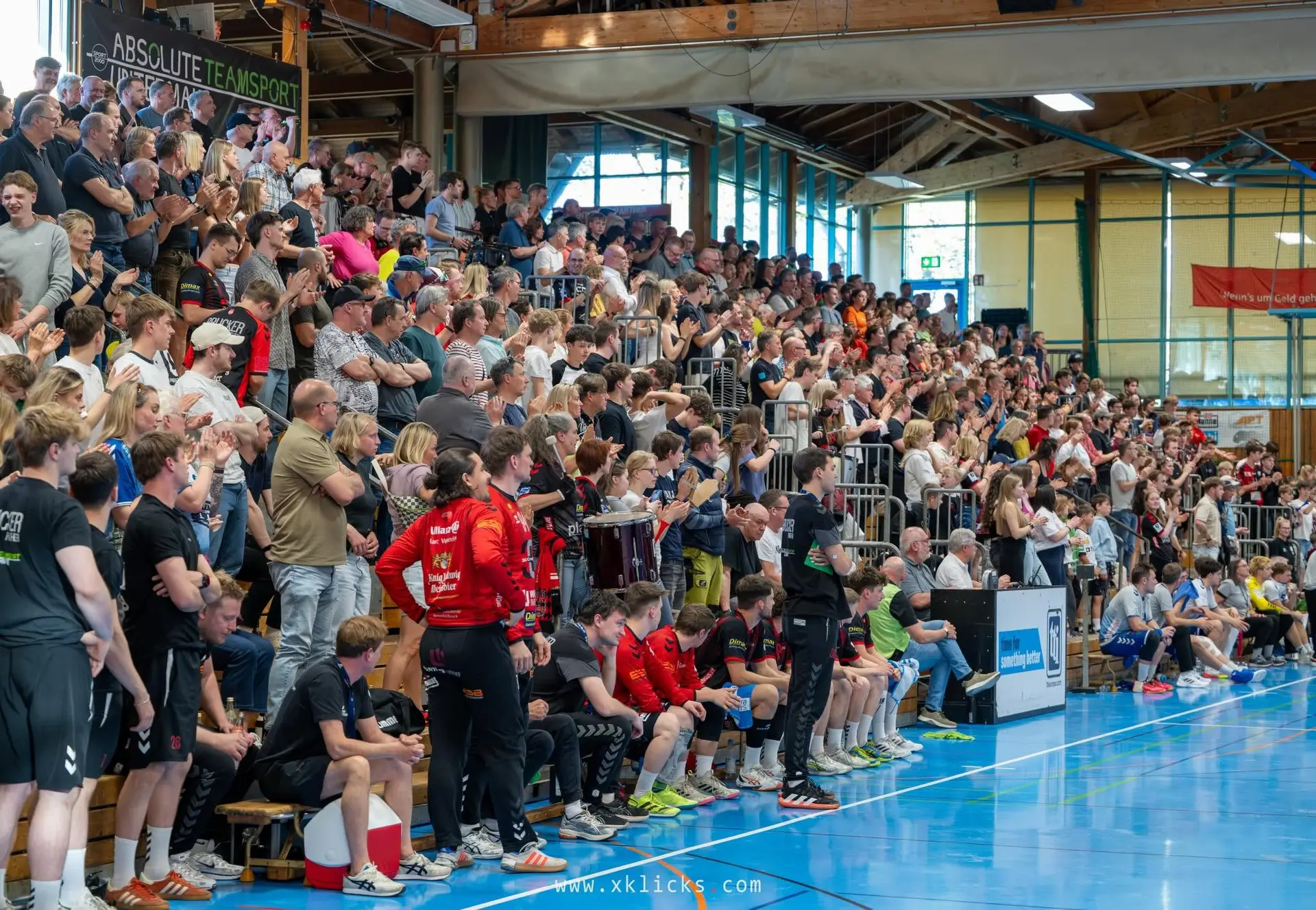 Vollbesetzte Fanr&auml;nge in der Wittelsbacher-Halle F&uuml;rstenfeldbruck