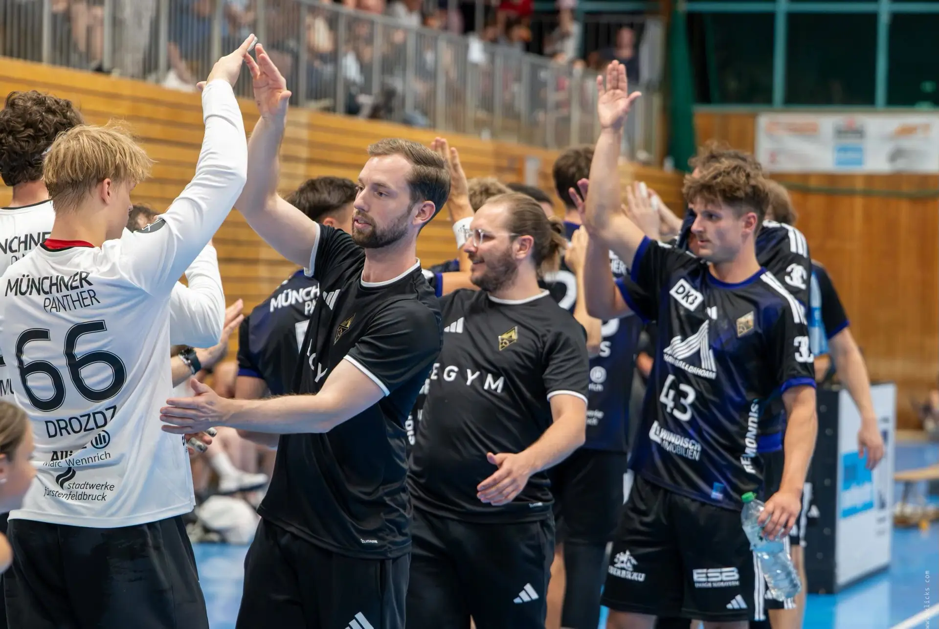 Spieler der M&uuml;nchner Panther geben sich nach dem Spiel vor jubelnden Fans die H&auml;nde